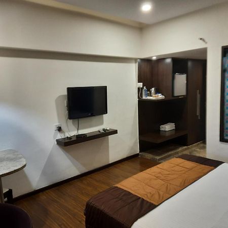 Hotel Lxia Hinjewadi - Indian Nationals Only Pimpri-Chinchwad Extérieur photo