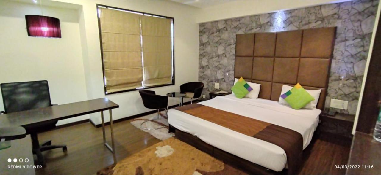 Hotel Lxia Hinjewadi - Indian Nationals Only Pimpri-Chinchwad Extérieur photo