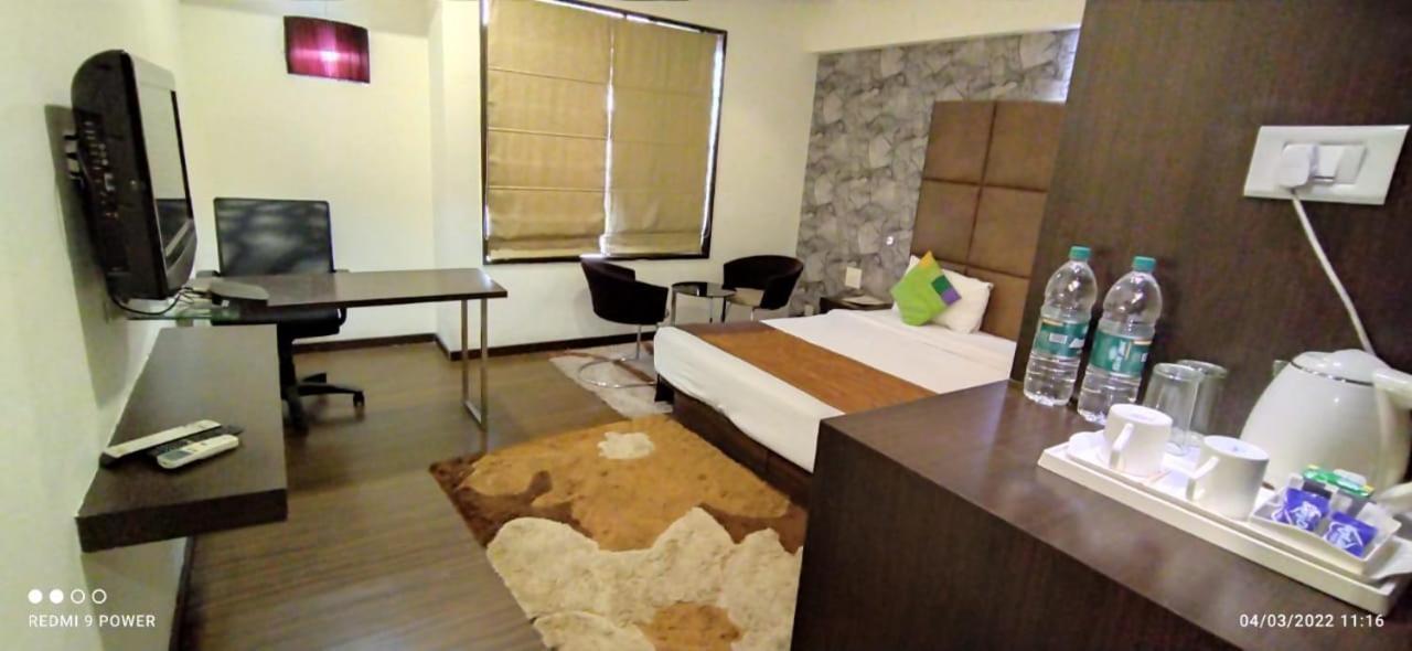 Hotel Lxia Hinjewadi - Indian Nationals Only Pimpri-Chinchwad Extérieur photo