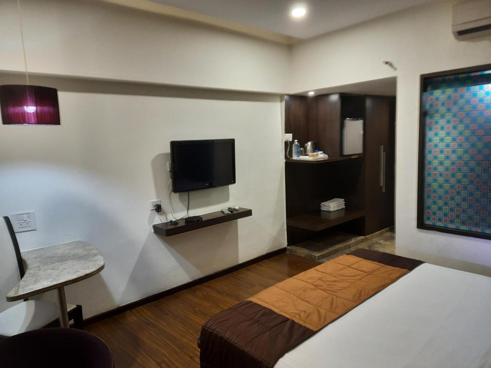Hotel Lxia Hinjewadi - Indian Nationals Only Pimpri-Chinchwad Extérieur photo