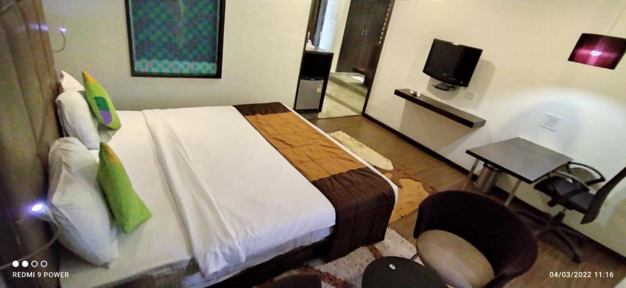 Hotel Lxia Hinjewadi - Indian Nationals Only Pimpri-Chinchwad Extérieur photo