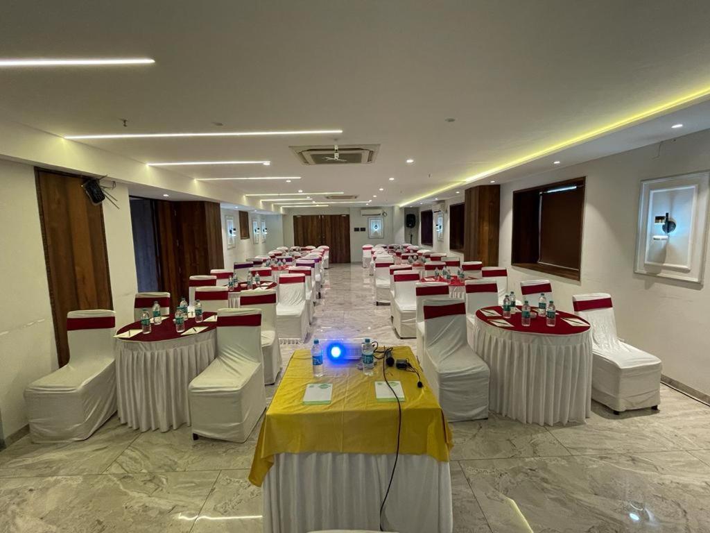 Hotel Lxia Hinjewadi - Indian Nationals Only Pimpri-Chinchwad Extérieur photo
