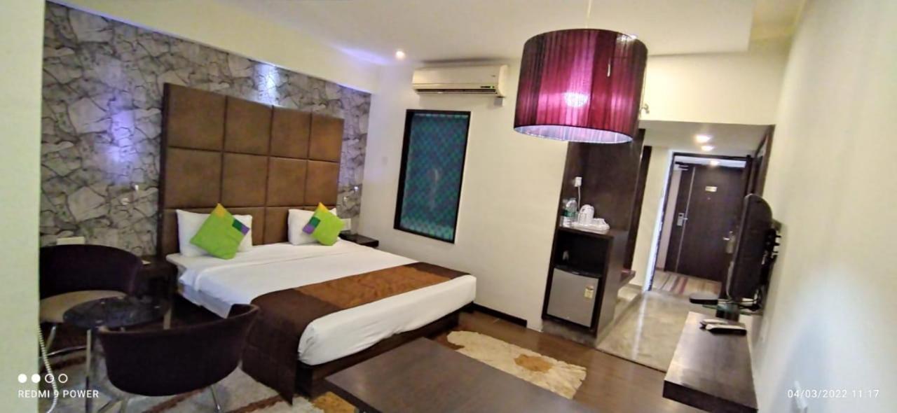 Hotel Lxia Hinjewadi - Indian Nationals Only Pimpri-Chinchwad Extérieur photo