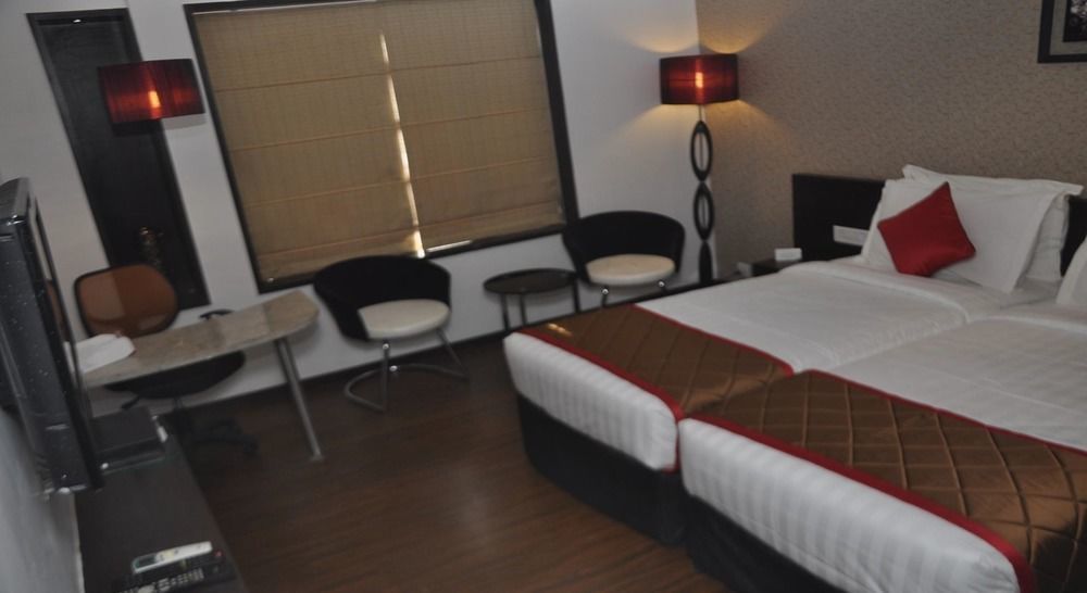 Hotel Lxia Hinjewadi - Indian Nationals Only Pimpri-Chinchwad Extérieur photo